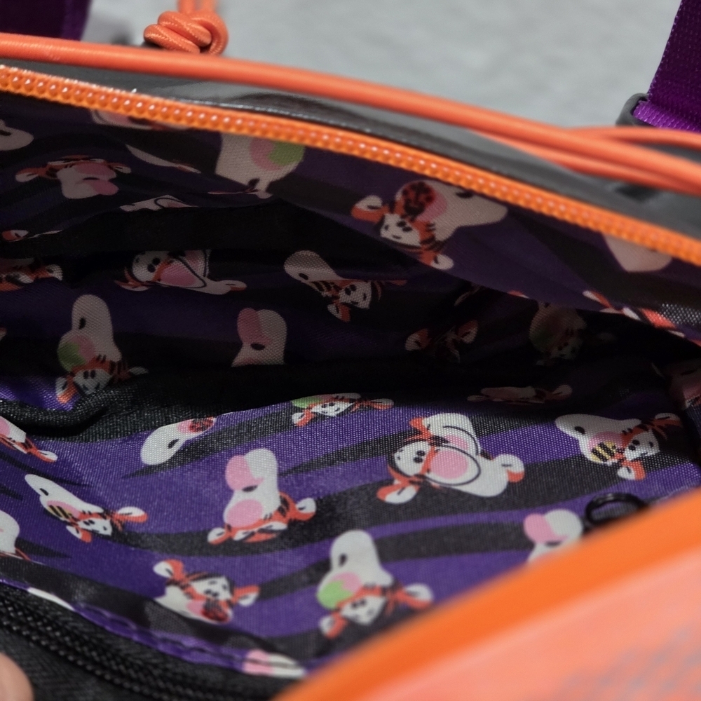 Bioworld Disney Winnie the Pooh Tigger Retro Belt Bag / BoxLunch Exclusive - Picture 8 of 8